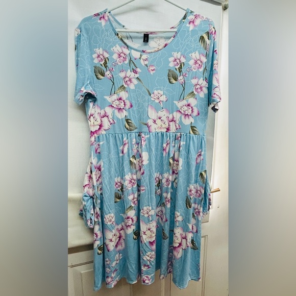 D. B. Moon Dresses & Skirts - Dress, women’s size 2xl short sleeve with pockets. Hits just at the knees.